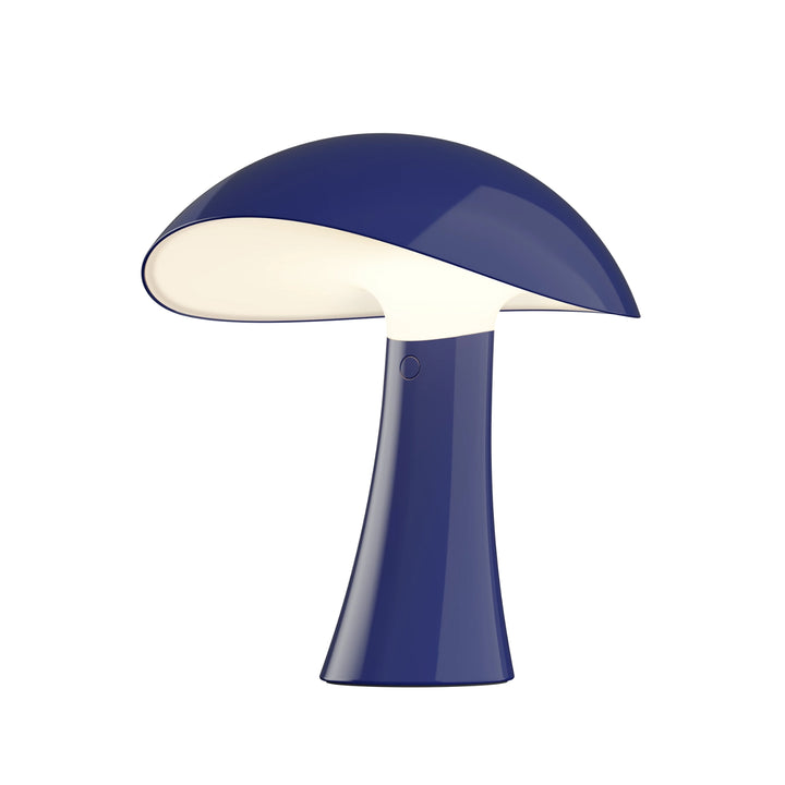 Rumee 220 Portable designet af Gabriel Tan for Louis Poulsen i night blue tændt