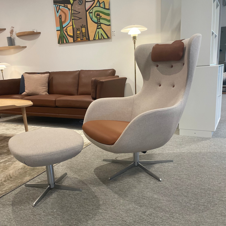 SL407 comfort lænestol fra Søren Lund i lys grå med cognac læder
