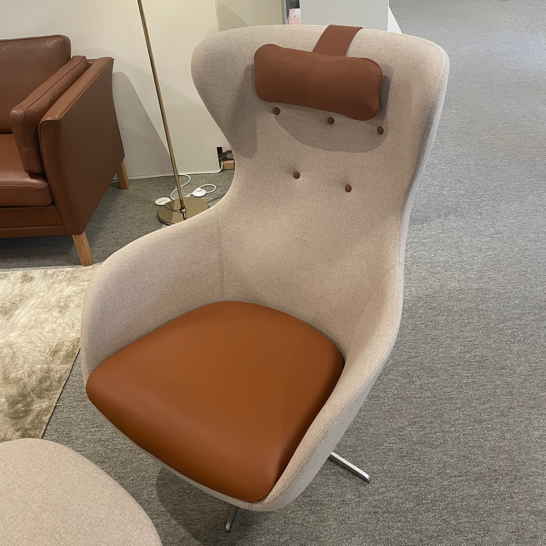 SL407 comfort lænestol fra Søren Lund i lys grå med cognac læder