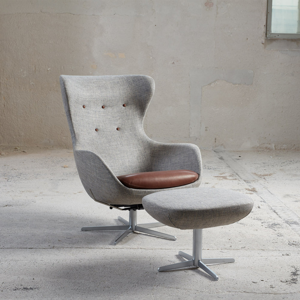 SL407 lænestol fra Søren Lund med fodskammel og læder detaljer