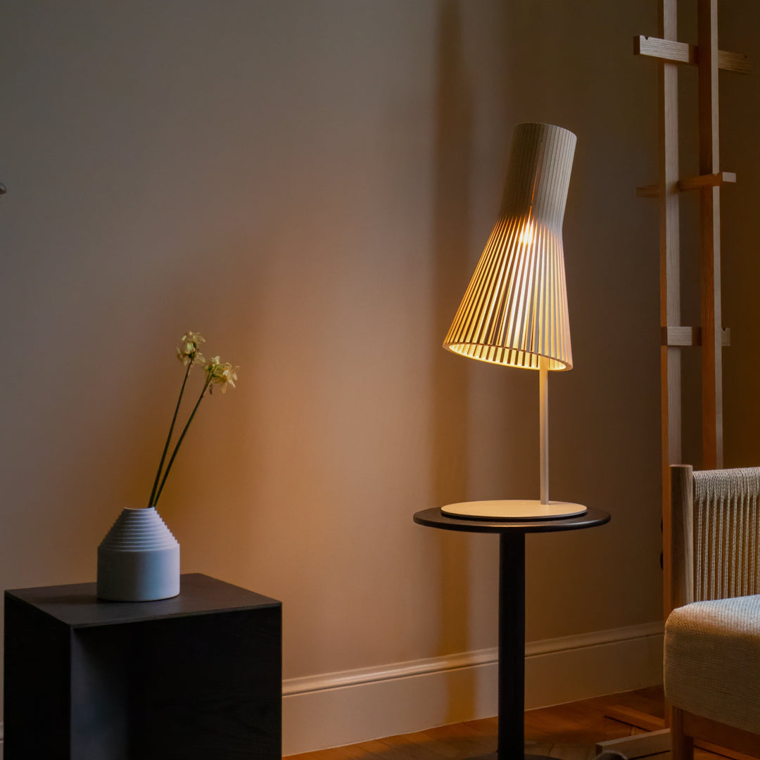 4220 bordlampe fra Secto Design i birkefinér i farven lys birk i stue