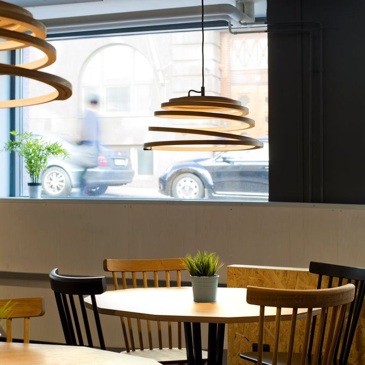Aspiro 8000 pendel loftslampe fra Secto Design i farven sort over spisebord