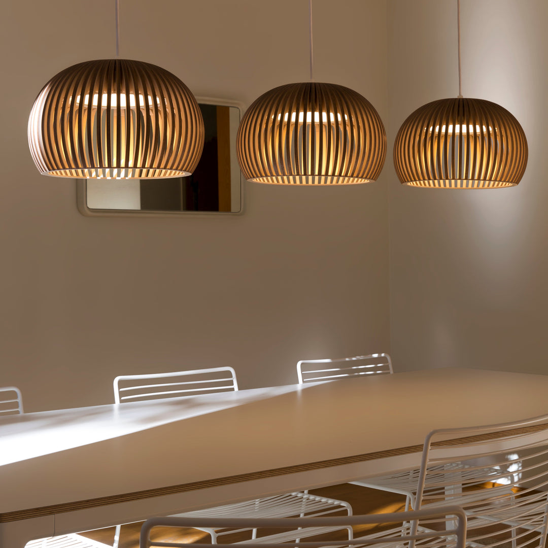 Atto 5000 pendel loftslampe fra Secto Design over spisebord i spisestue
