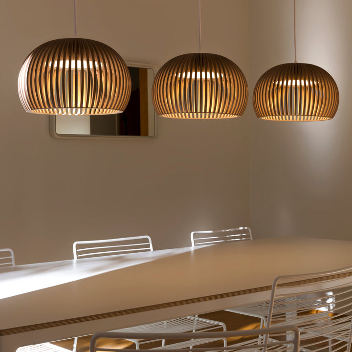 Atto 5000 pendel loftslampe fra Secto Design over spisebord i spisestue