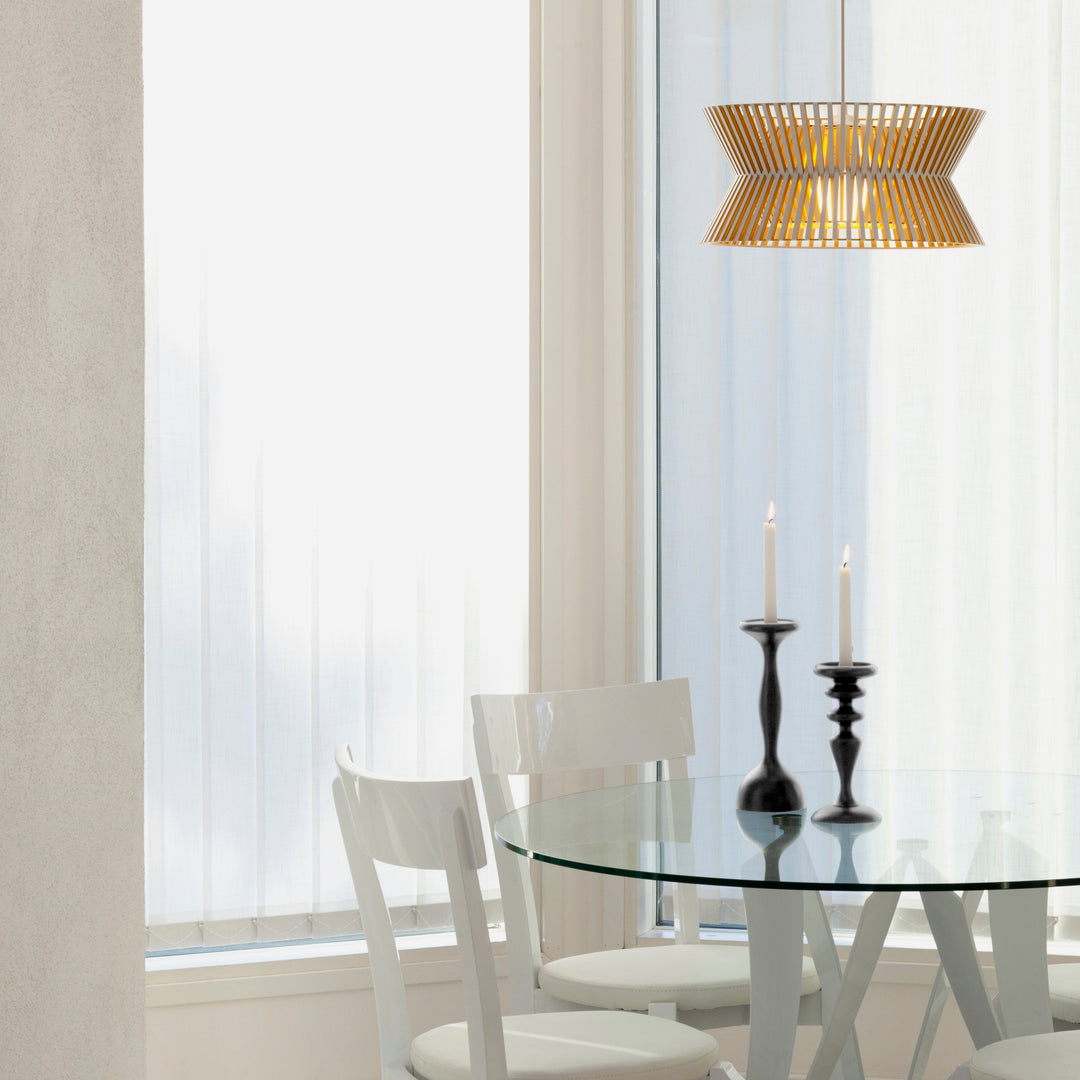 Kontro 6000 pendel loftslampe fra Secto Design i hvid over spisebord i spisestue