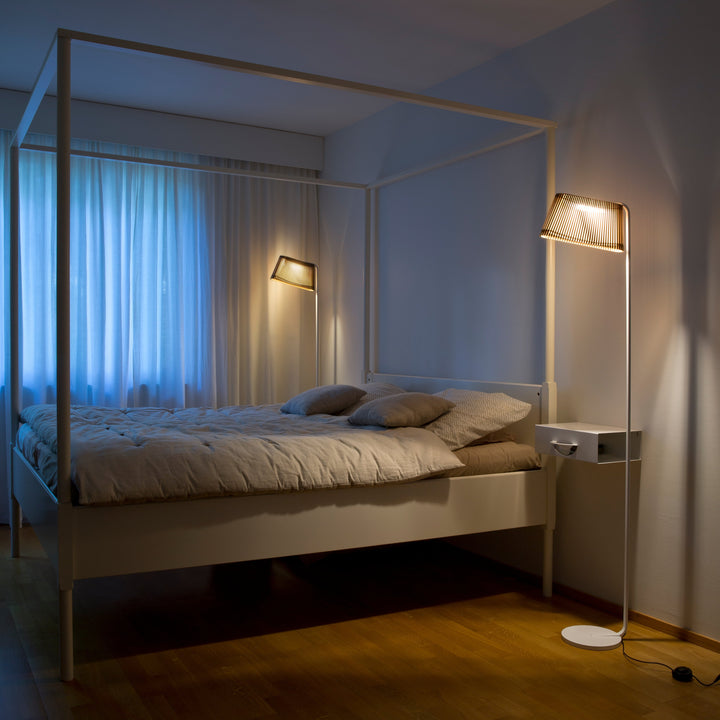 Owalo 7010 gulvlampe fra Secto Design i soveværelse