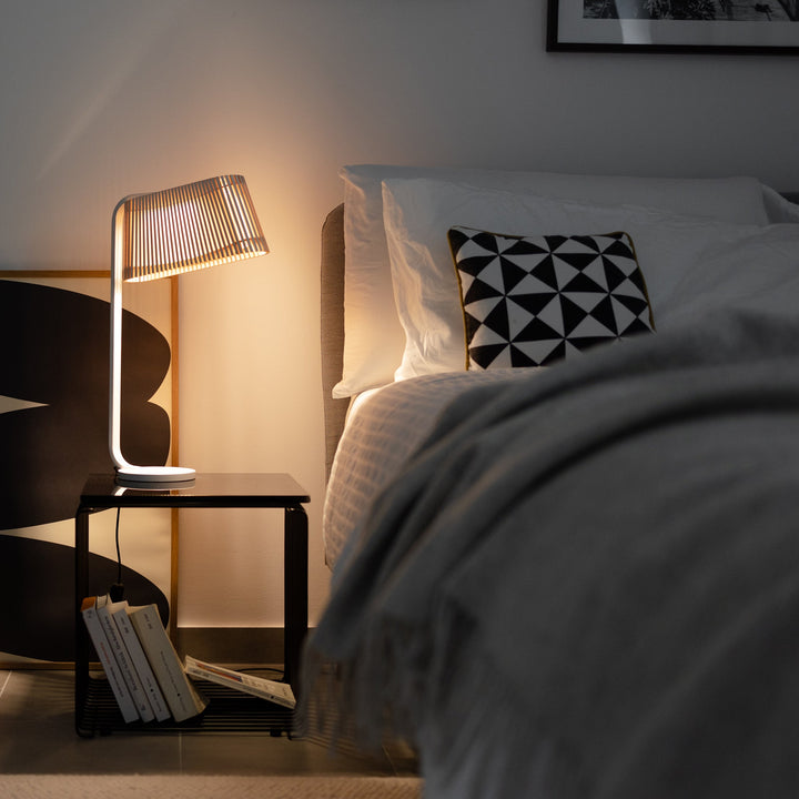 Owalo 7020 bordlampe i birk i soveværelse
