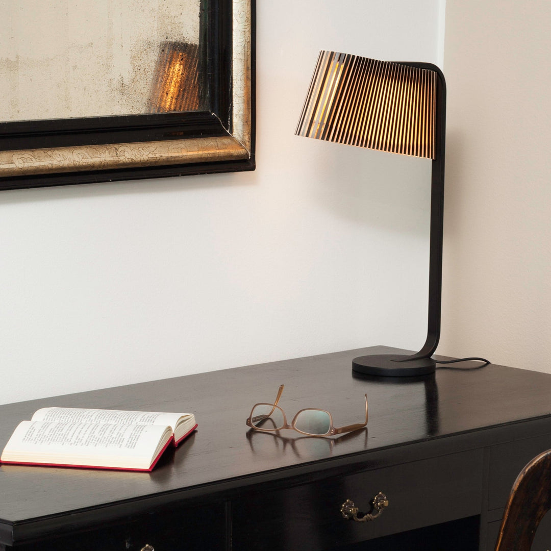 Owalo 7020 bordlampe i sort på skrivebord
