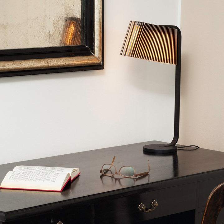 Owalo 7020 bordlampe i sort på skrivebord