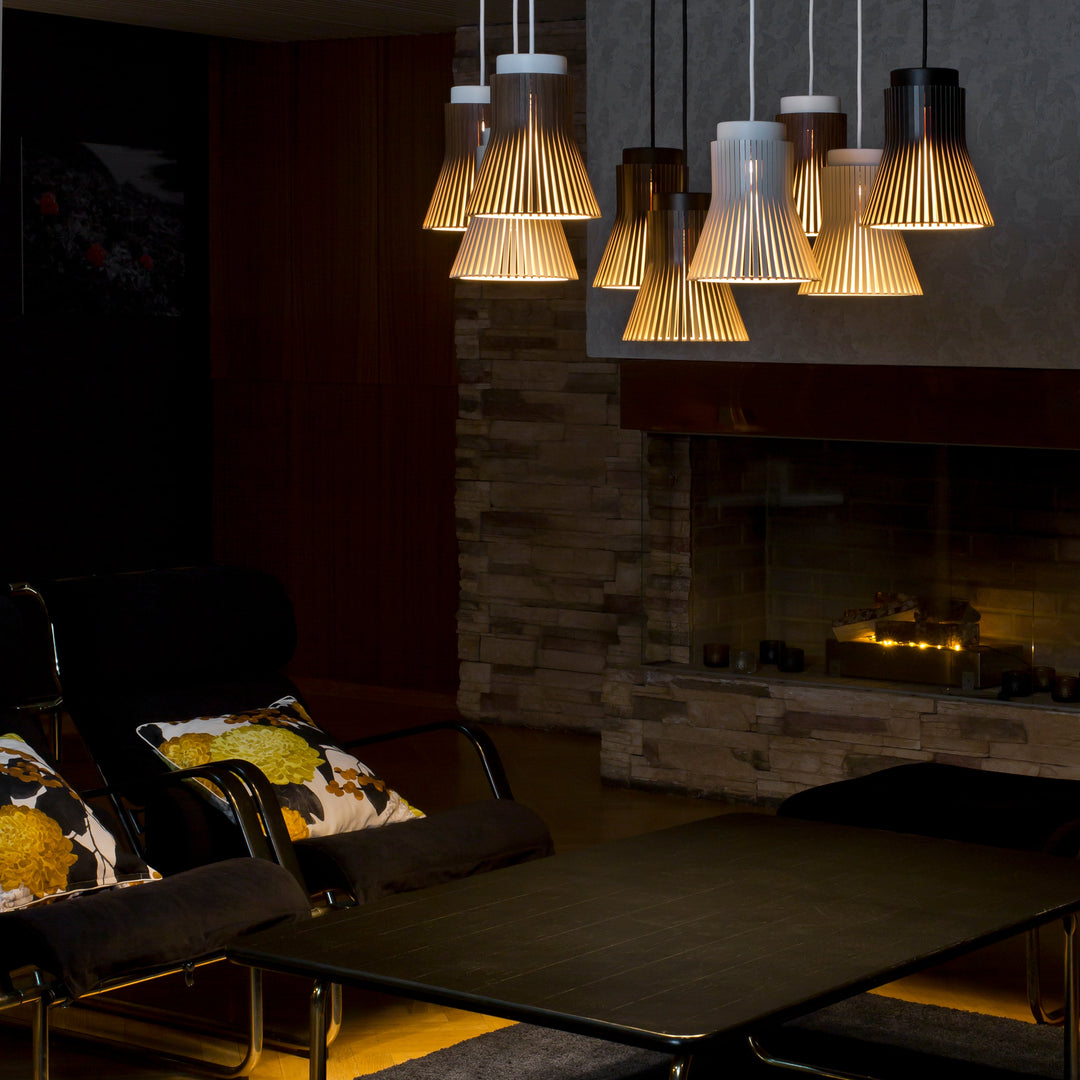 Petite 4600 pendel loftslampe fra Secto Design i alle varianter samlet over spisebord