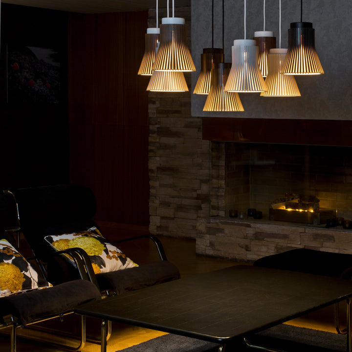 Petite 4600 pendel loftslampe fra Secto Design i alle varianter samlet over spisebord