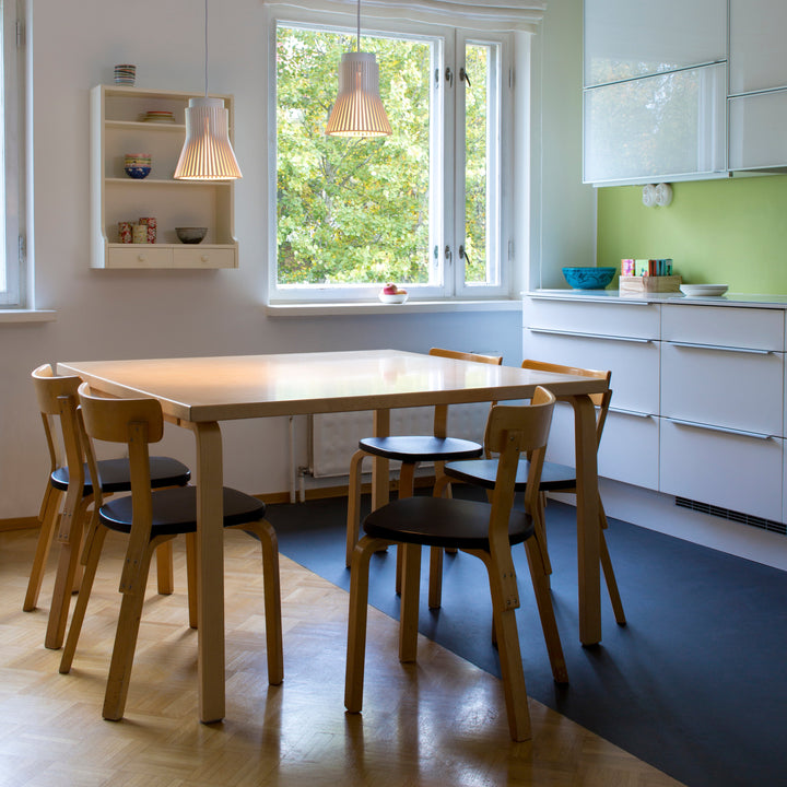 Petite 4600 pendel loftslampe fra Secto Design i hvid over spisebord i køkken