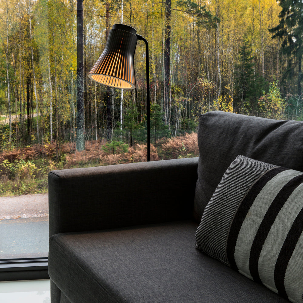 Petite 4610 gulvlampe fra Secto Design i sort
