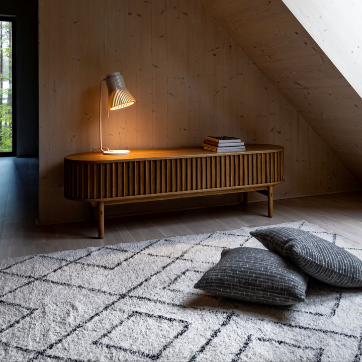 Petite 4620 bordlampe fra Secto Design i birk i stue