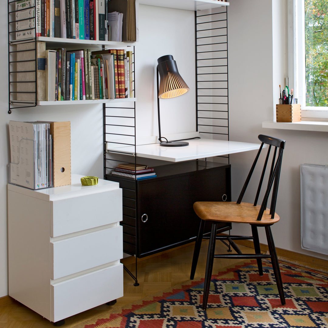 Petite 4620 bordlampe fra Secto Design i sort på skrivebord
