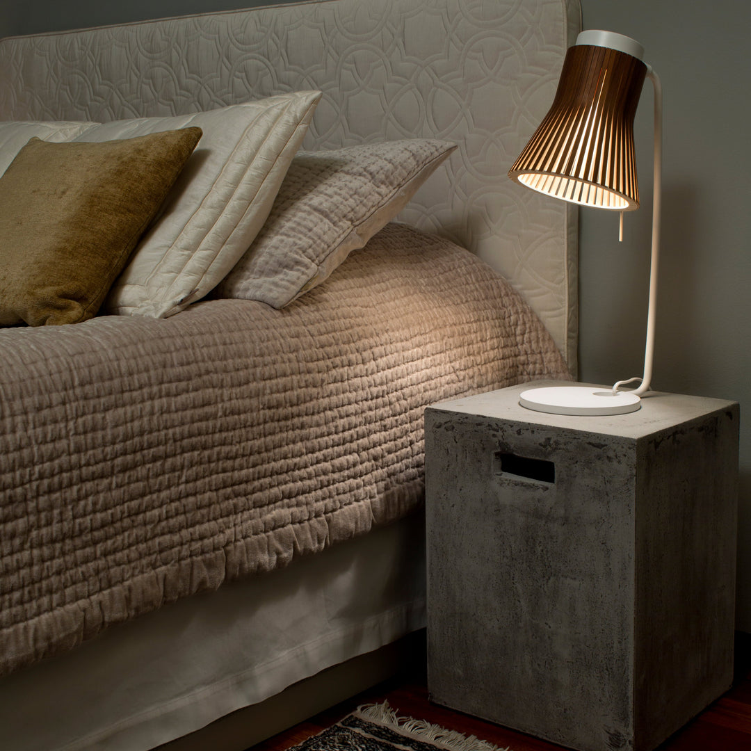 Petite 4620 bordlampe fra Secto Design i Valnød på natbord i soveværelse