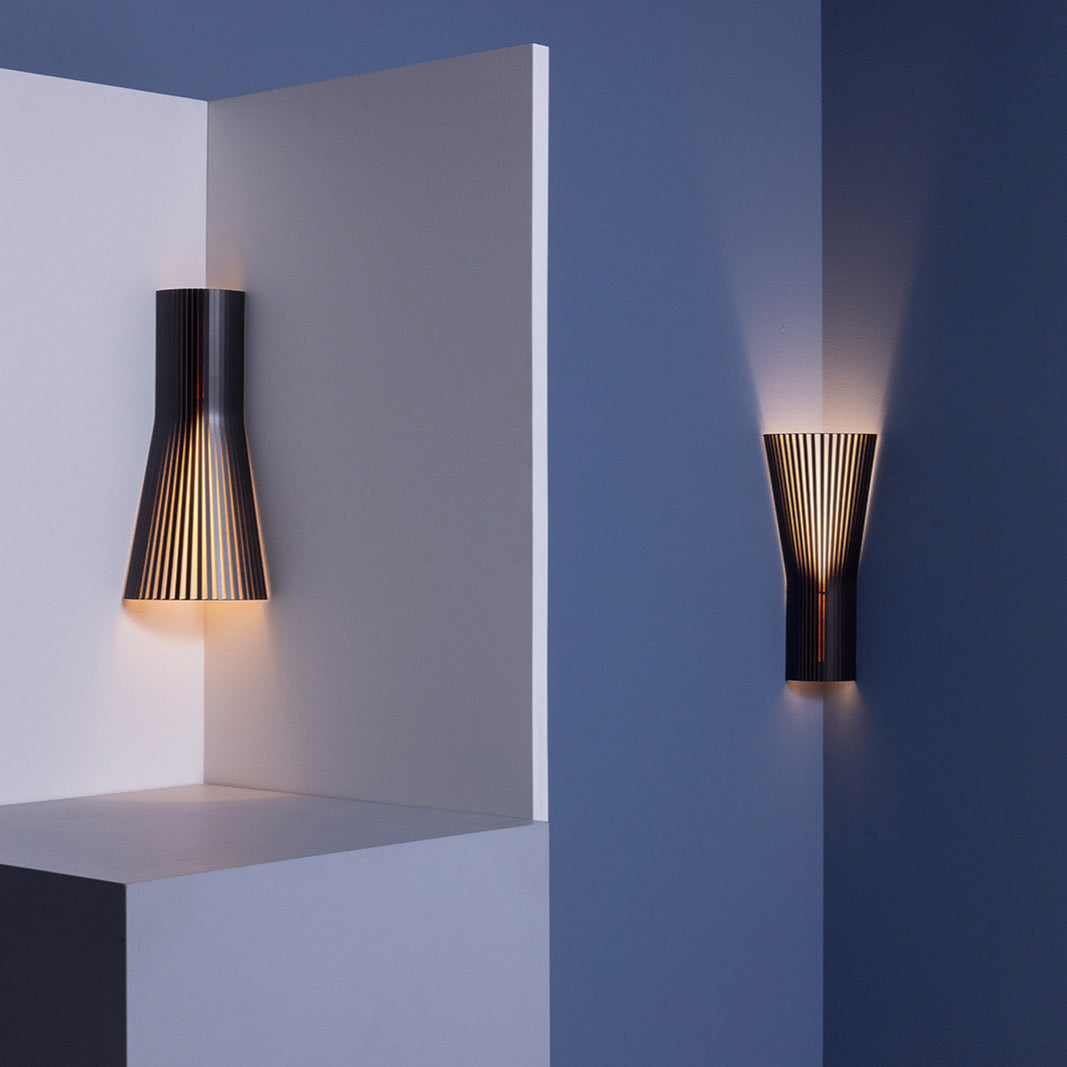 Hjørne væglampe fra Secto Design i sort på væg