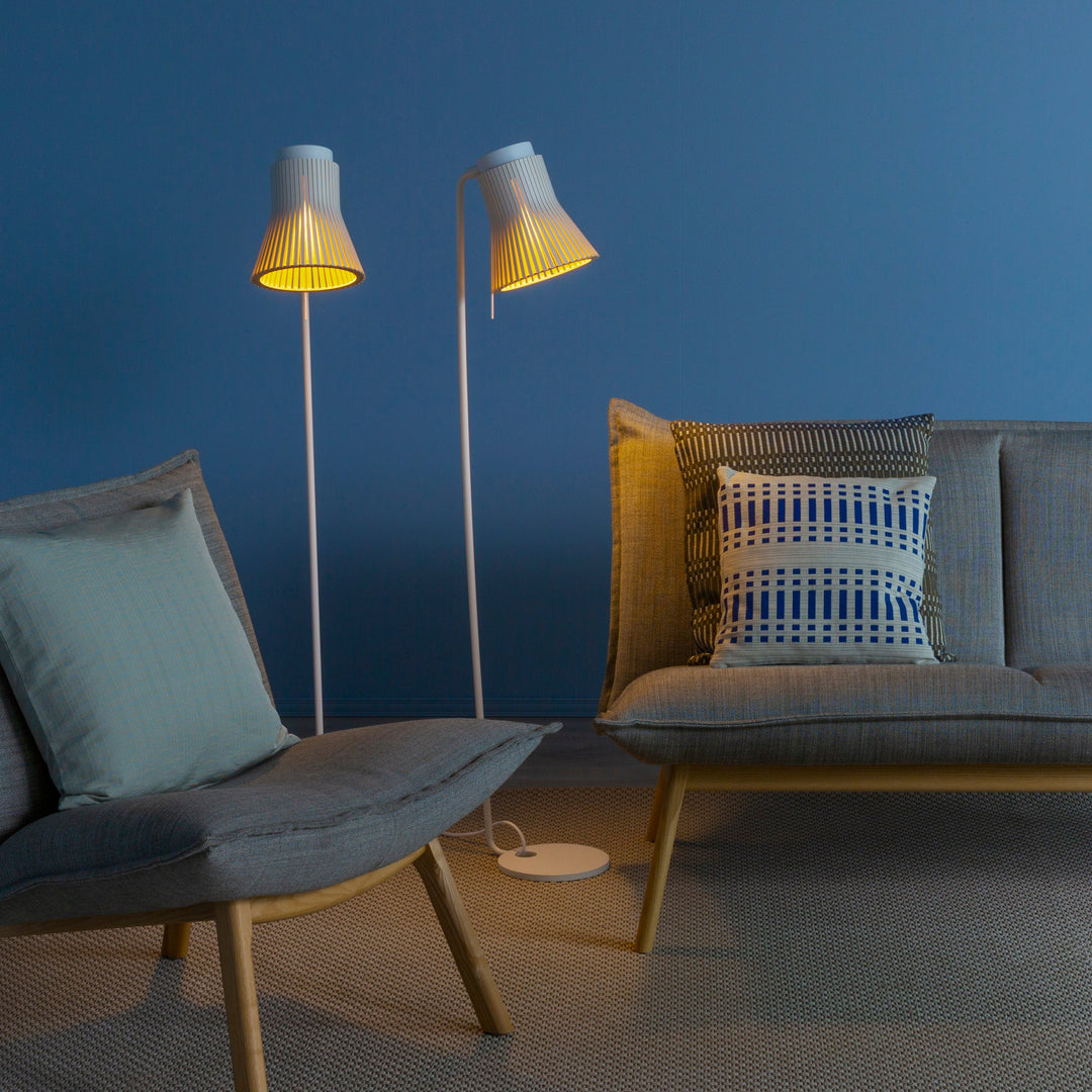 Petite 4610 gulvlampe fra Secto Design i hvid i stue