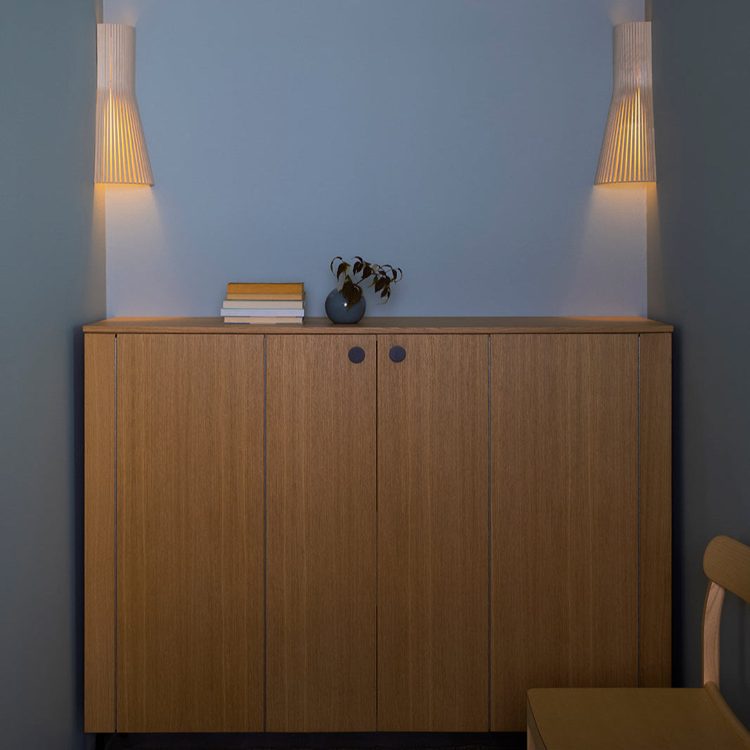 Hjørne væglampe fra Secto Design i birk på kontor