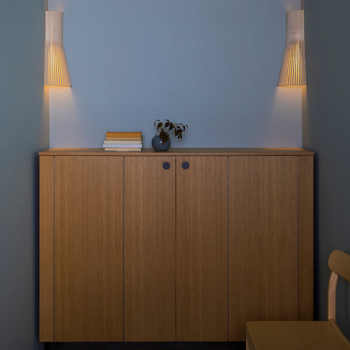 Hjørne væglampe fra Secto Design i birk på kontor
