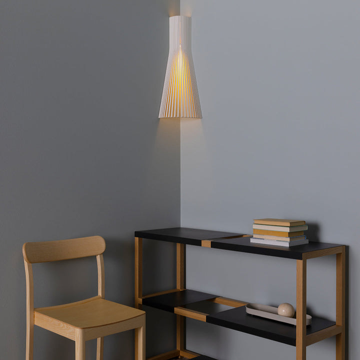 Hjørne væglampe fra Secto Design i hvid