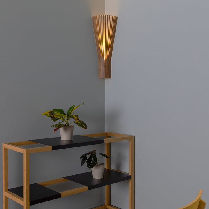 Hjørne væglampe fra Secto Design i valnød i stue