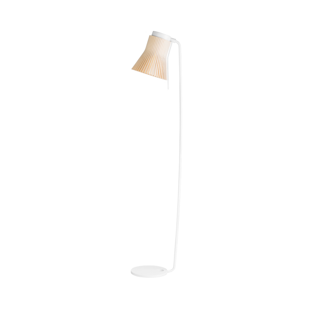 Petite 4610 gulvlampe fra Secto Design i birk