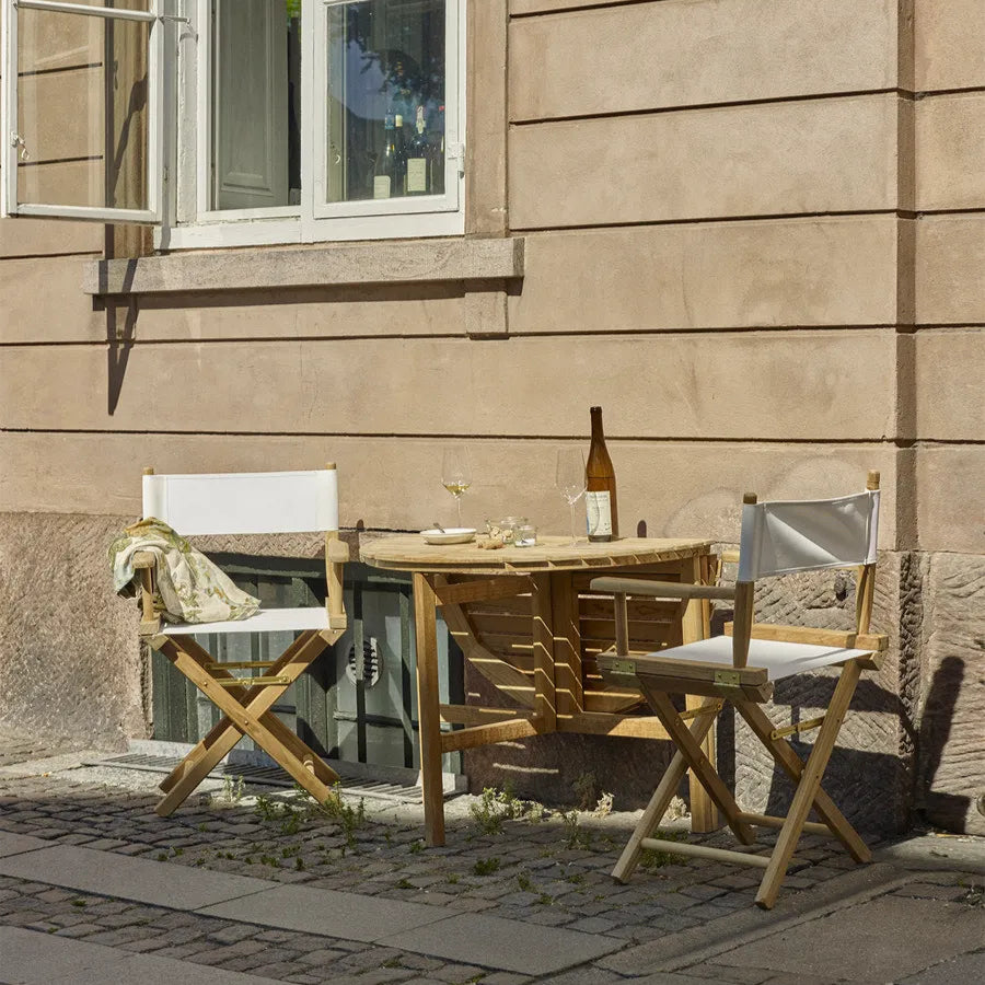 Selandia havebord med klap fra Fritz Hansen i teaktræ på fortorv med vin