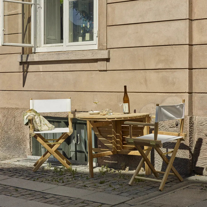 Selandia havebord med klap fra Fritz Hansen i teaktræ på fortorv med vin