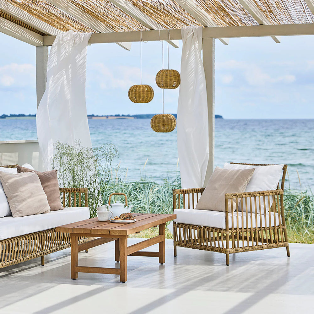 Loungesæt fra Sika Design  lys bambus, miljøbillede ved en strand