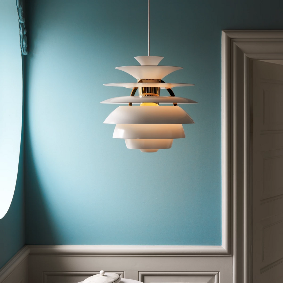 PH Snowball fra Louis Poulsen i nye smukke farver. Her ses lamepen i 
Soft white/brass metallised.