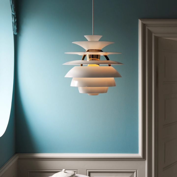 PH Snowball fra Louis Poulsen i nye smukke farver. Her ses lamepen i 
Soft white/brass metallised.