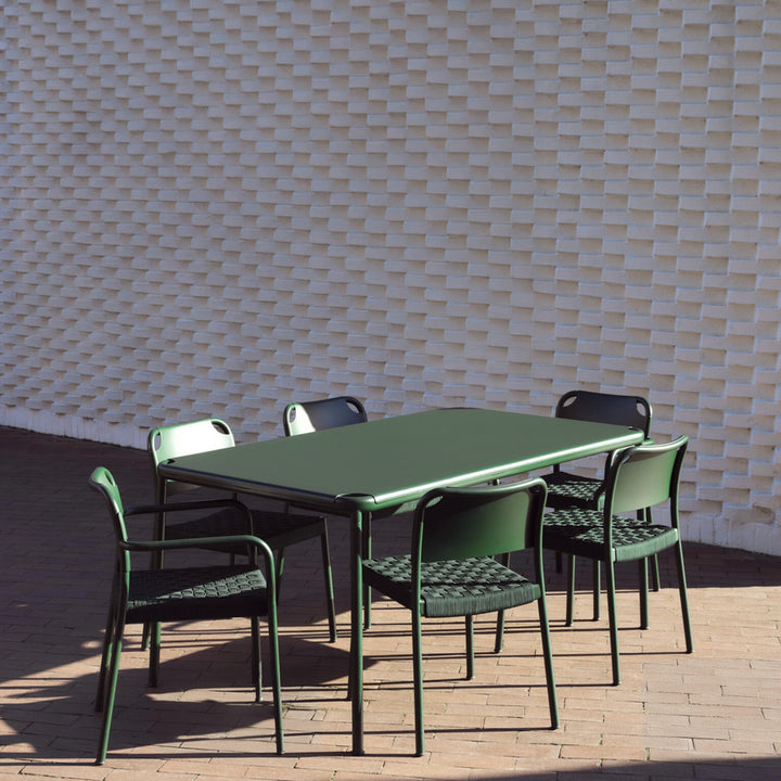 Vind armchair designet af Kasper Salto for Fritz Hansen farven i hunter green på terrasse