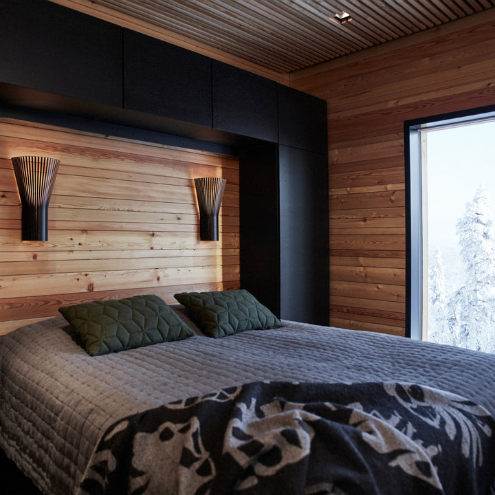 Væglampe fra Sector design i sort i soveværelse i sommerhus