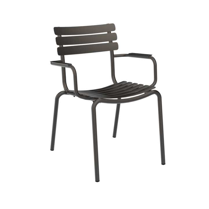Udendørs spisestuestol fra Houe i modellen Alua. Stolen er i aluminium