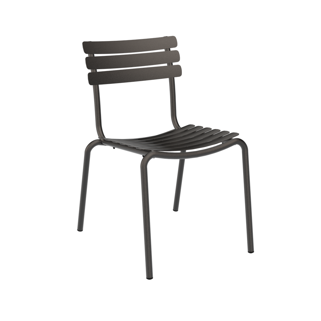 Udendørs spisestuestol fra Houe i modellen Alua. Stolen er i aluminium