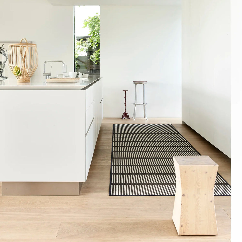 Cut Stripe gulvtæppe fra Woodnotes i køkken