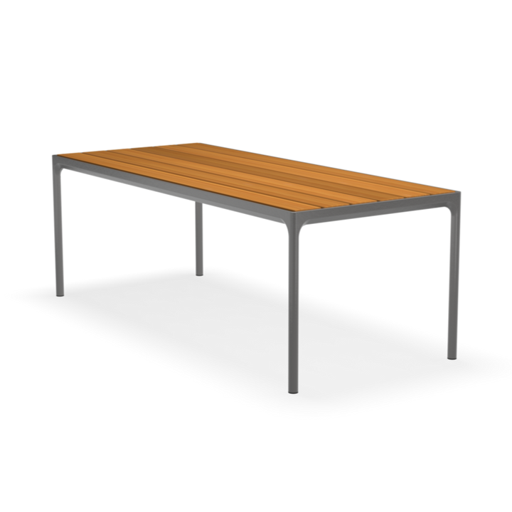 Havebord Four fra Houe. Bordet er i træ og aluminium.