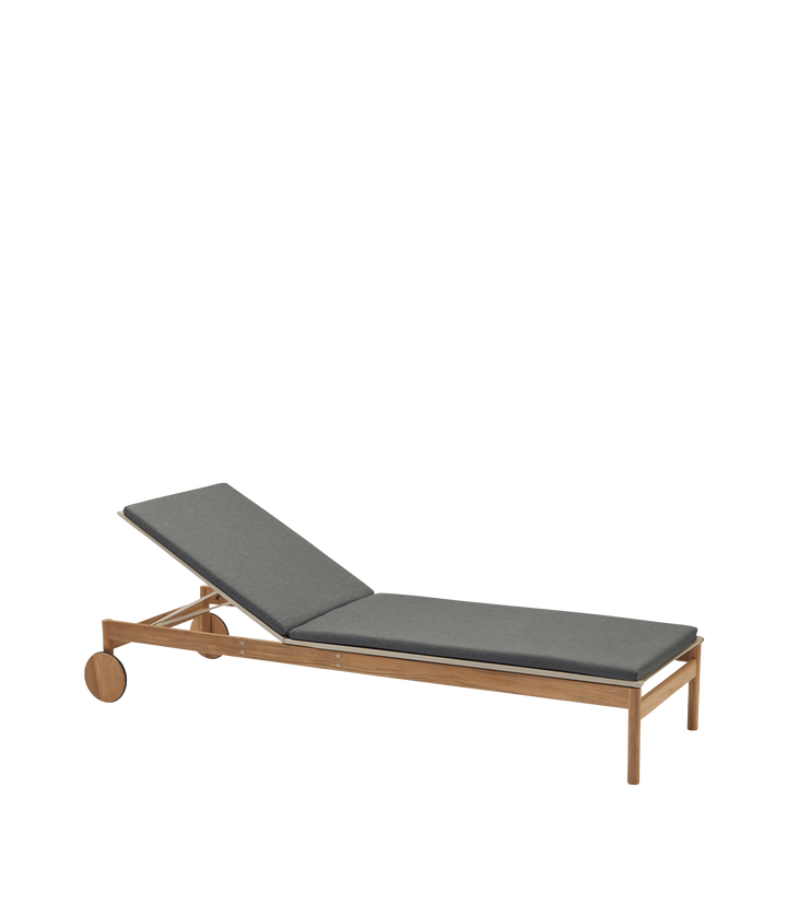 Liggestol fra Skagerak. Solsengen har tilhørende hynde som fås i forskellige designs.