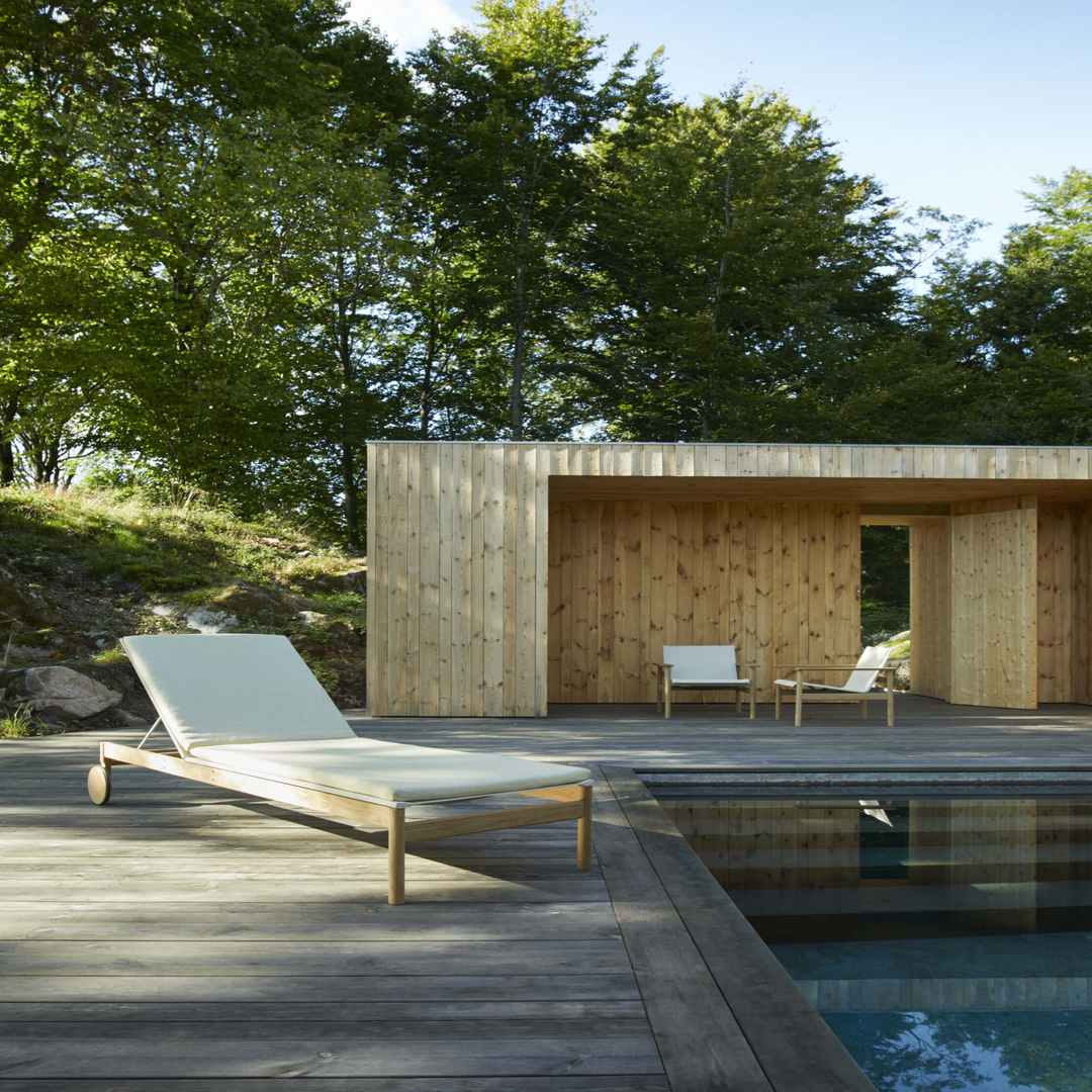 Liggestol fra Skagerak. Solsengen har tilhørende hynde som fås i forskellige designs. Her ses liggestolen ved en pool