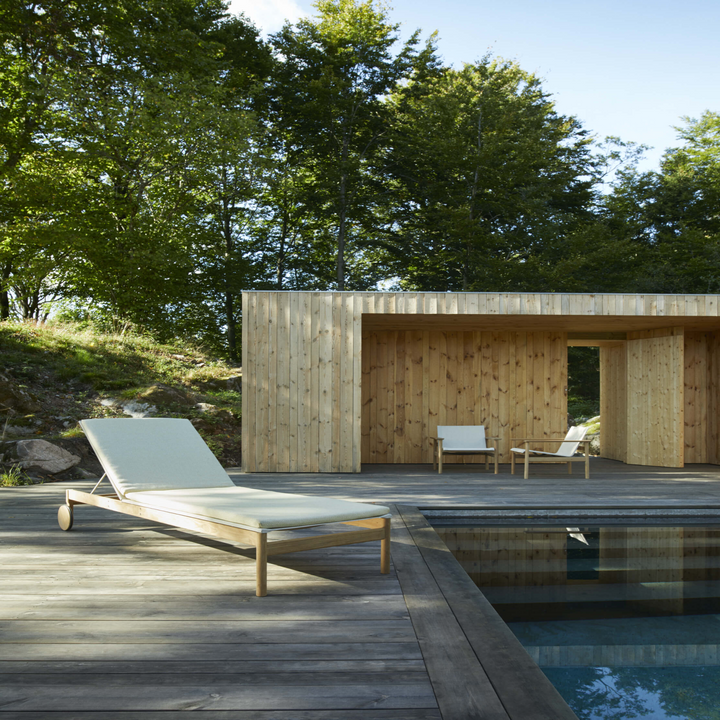 Liggestol fra Skagerak. Solsengen har tilhørende hynde som fås i forskellige designs. Her ses liggestolen ved en pool