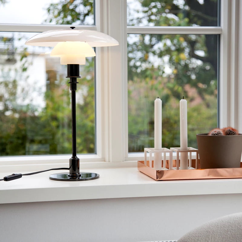 PH 3/2 bordlampe fra Louis Poulsen i sort i vindueskarm