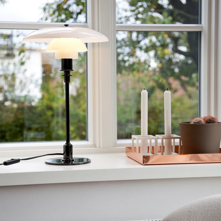 PH 3/2 bordlampe fra Louis Poulsen i sort i vindueskarm