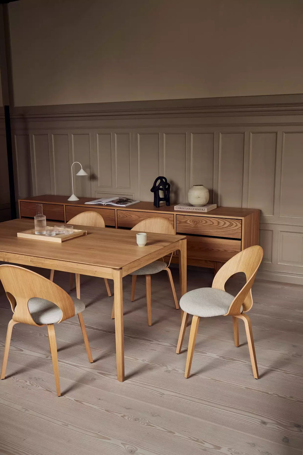 VL1100 konferencestol fra Vermund i mødelokale på moderne kontor