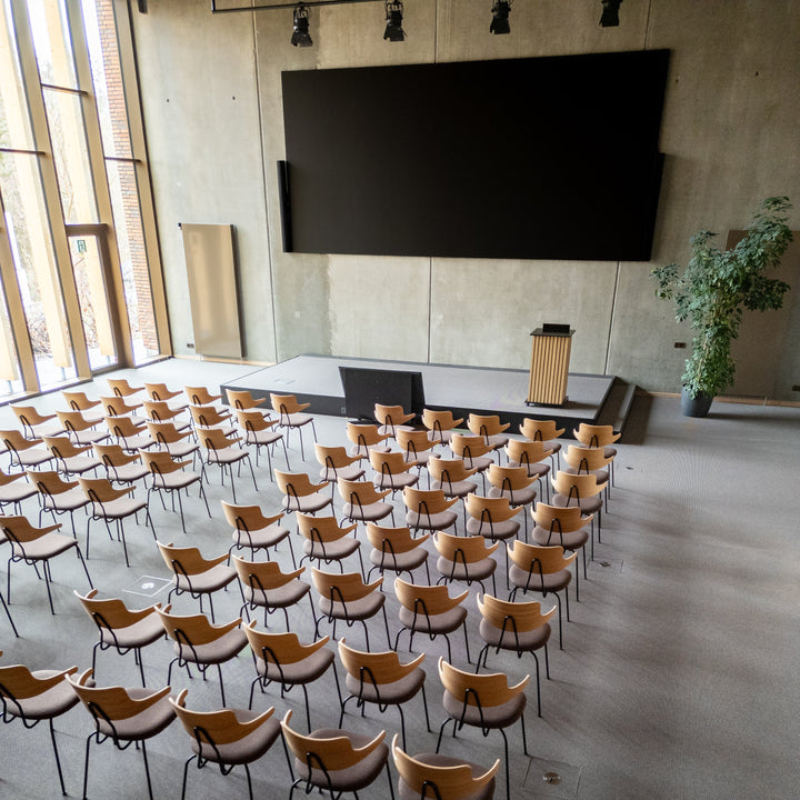 VL 118 konferencestol fra Vermund i konferencerum til møde