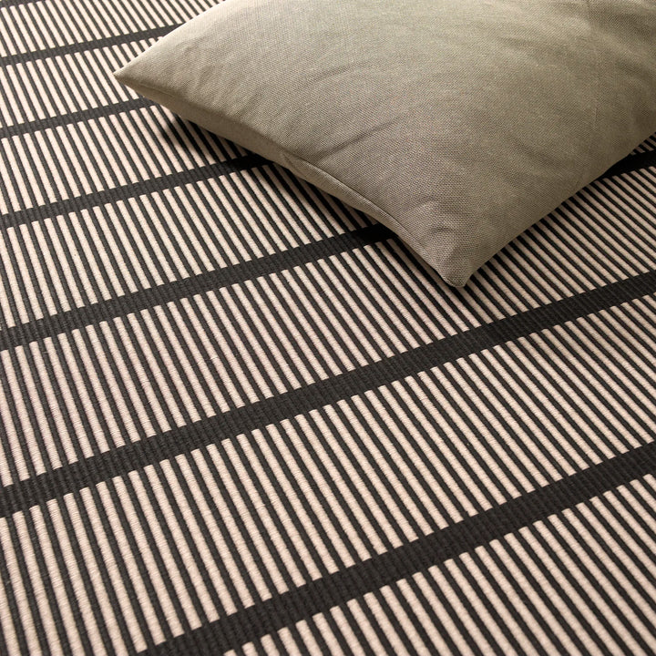 Cut Stripe gulvtæppe fra Woodnotes