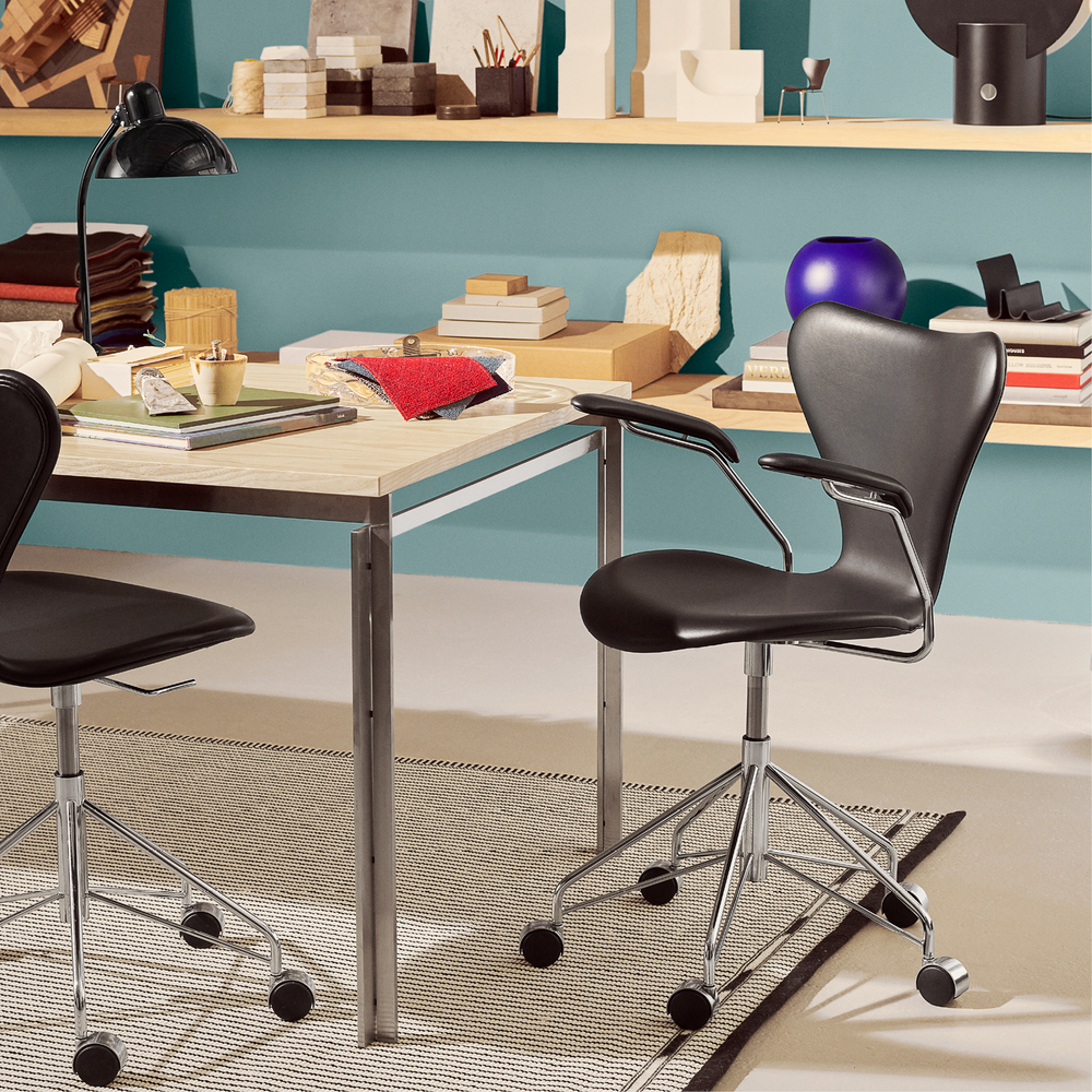 3217 kontorstol designet af Arne Jacobsen i sort på kontor