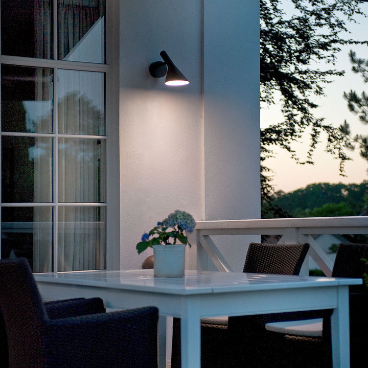 AJ 50 væglampe til udendørs brug designet Arne Jacobsen for Louis Poulsen i sort på terrasse