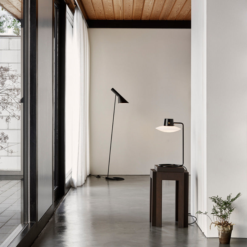 AJ Oxford bordlampe designet af Arne Jacobsen for Louis Poulsen 