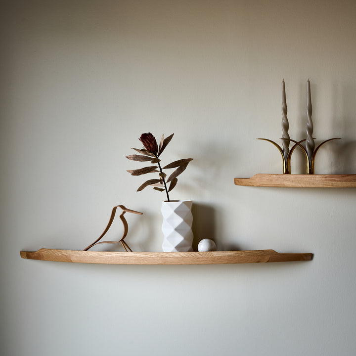 Arcus hylde i large fra Aakjaer Furniture i naturolieret eg